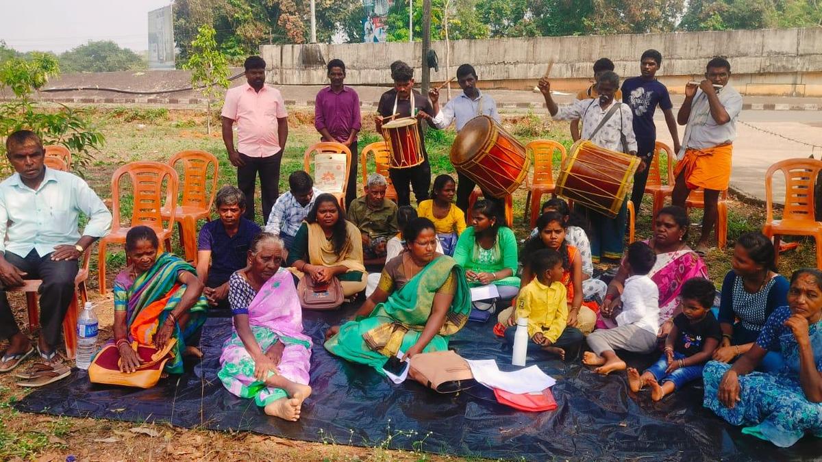 koragas-protest-in-brahmavar-against-attempts-to-take-over-their-traditional-land