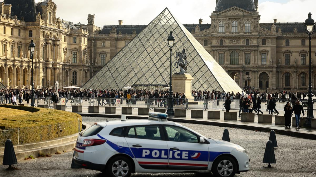 louvre-thieves-escaped-with-30-seconds-to-spare,-probe-reveals