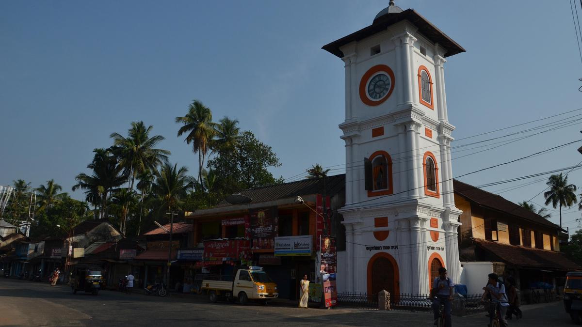 beyond-the-kochi-biennale:-a-guide-to-heritage-walks,-kayaking-and-backwater-rides