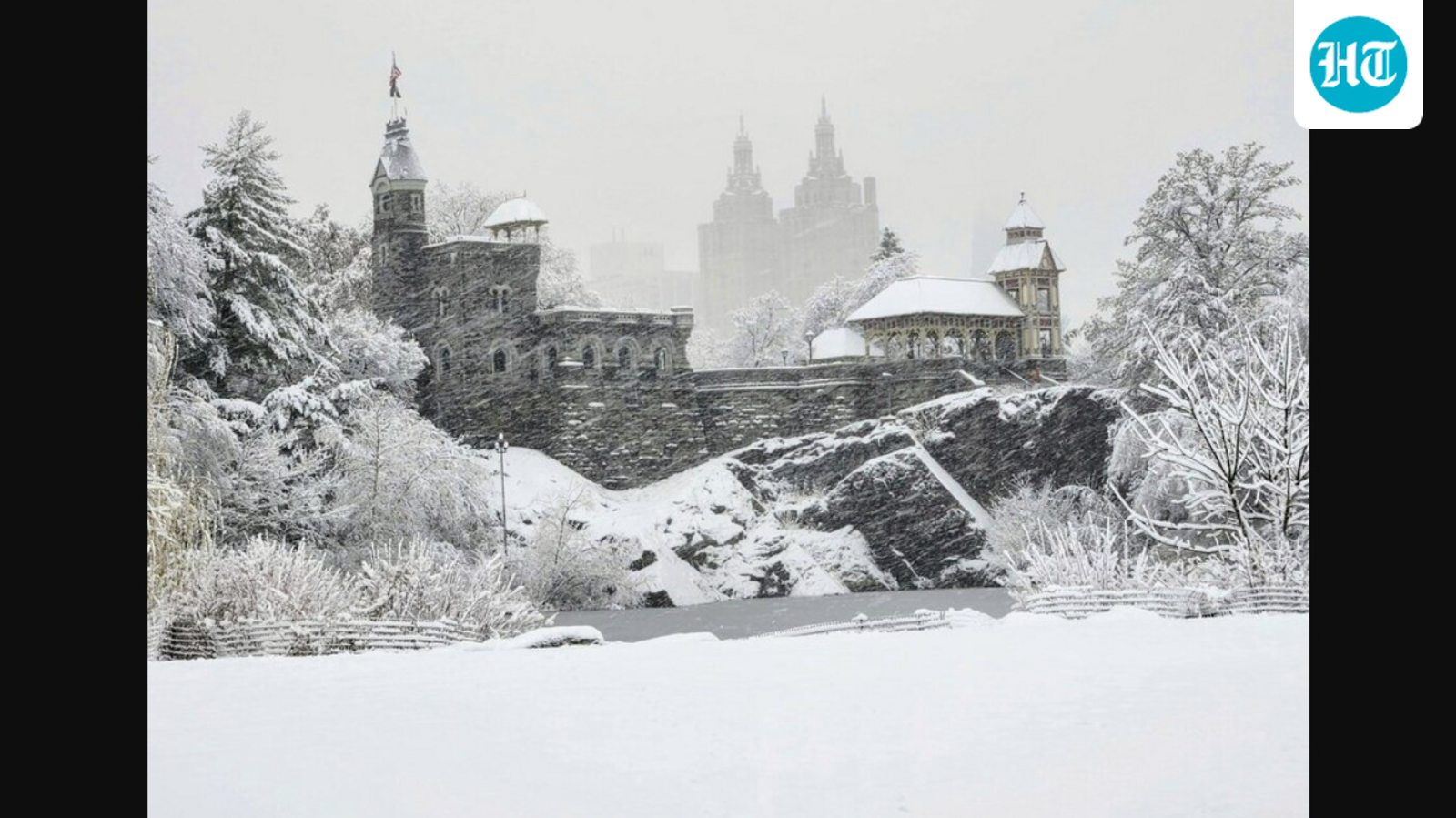 new-yorks-major-snowfall-turns-central-park-into-magical-winter-wonderland.-videos-wow-internet