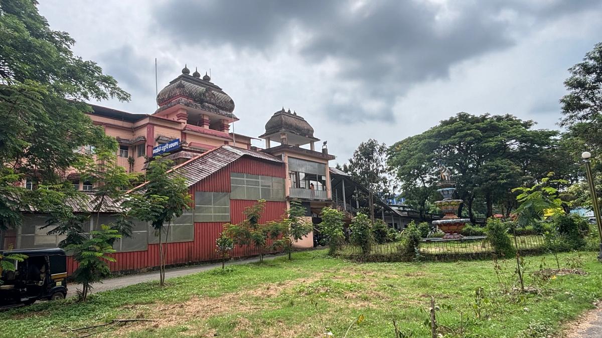 konkan-railway-network-in-limbo-as-union-ministry-wont-absorb-krcl-or-let-states-exit,-complain-patrons