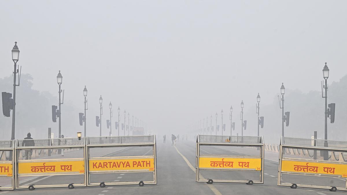 flights,-trains-disrupted-as-dense-fog-reduces-visibility-in-delhi