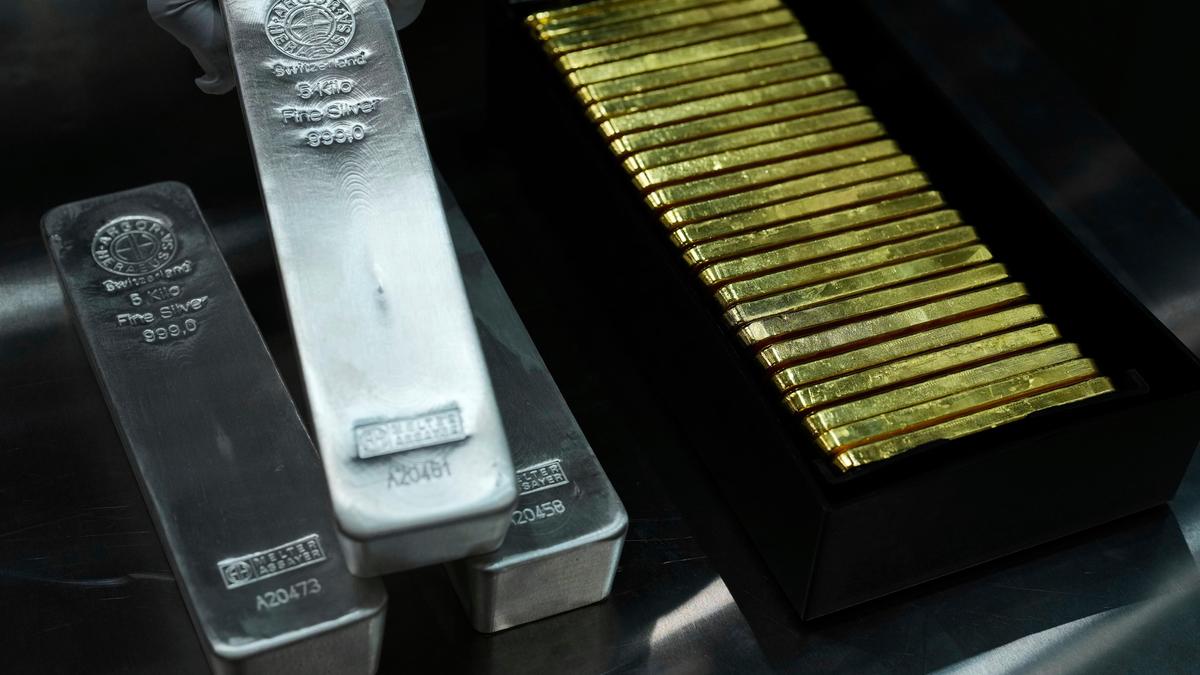 gold-surges-as-us.-capture-of-venezuela-president-spurs-safe-haven-demand