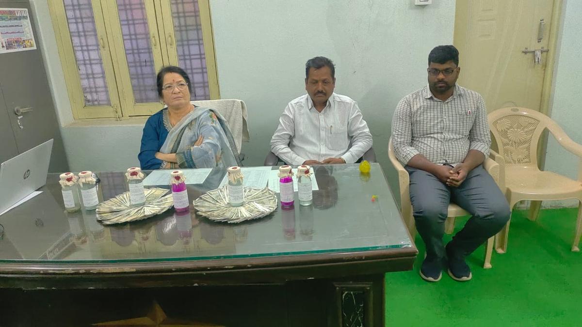 three-panchayat-officials-arrested-by-acb-for-accepting-2.5-lakh-bribe