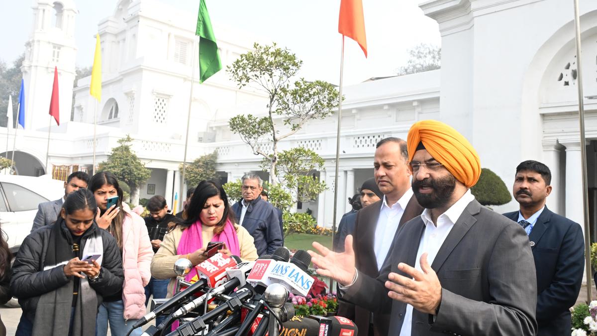 on-last-day-of-house-session,bjp-govt-blames-oppn.-forpollution;-all-hot-air,-says-aap