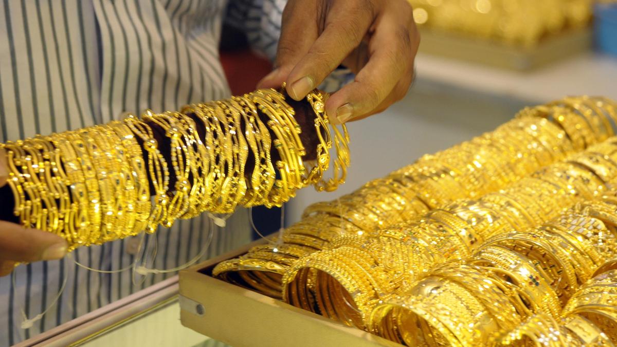 no-jewellery-to-customers-wearing-burqa,-mask,-veil-in-varanasi:-traders-body