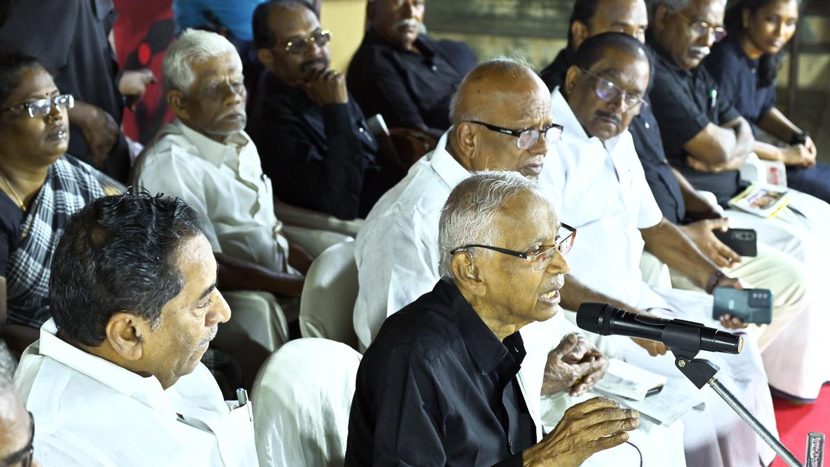 centre-attempting-to-replace-constitution-with-manusmriti,-alleges-veeramani