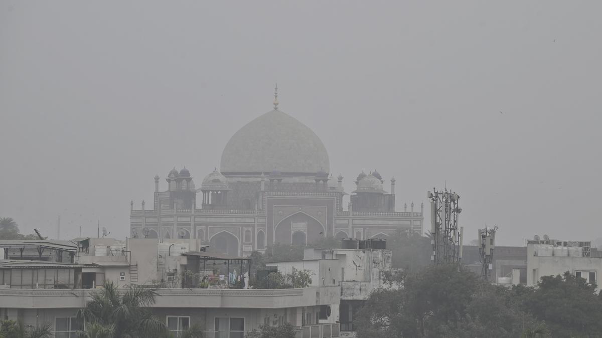 biting-cold-grips-delhi-as-minimum-temperature-dips-below-4.1c-at-isolated-places