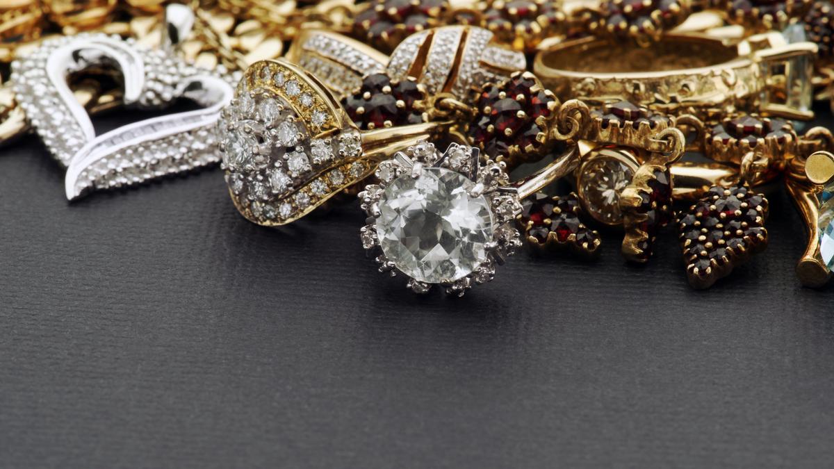 gold,-silver-futures-hit-fresh-records-on-federal-probe,-geopolitical-tensions