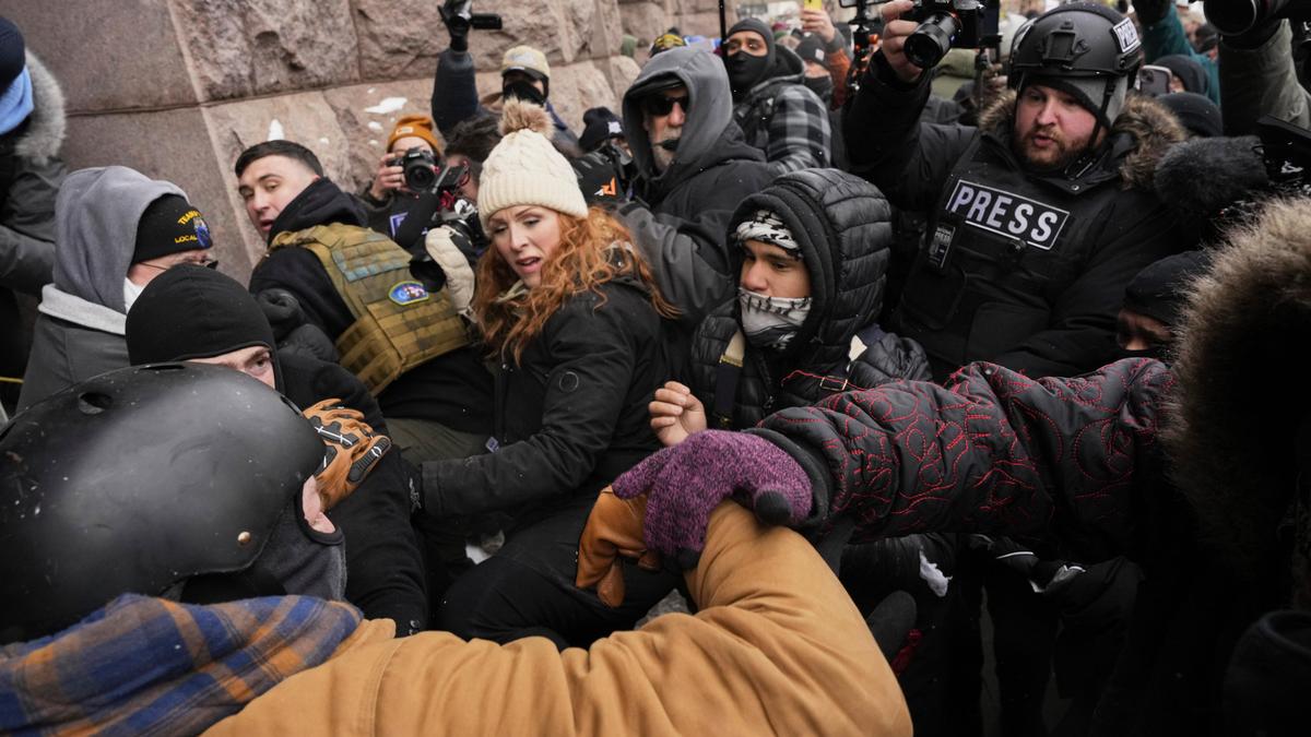 pro-and-anti-ice-protesters-clash-amid-minneapolis-immigration-crackdown