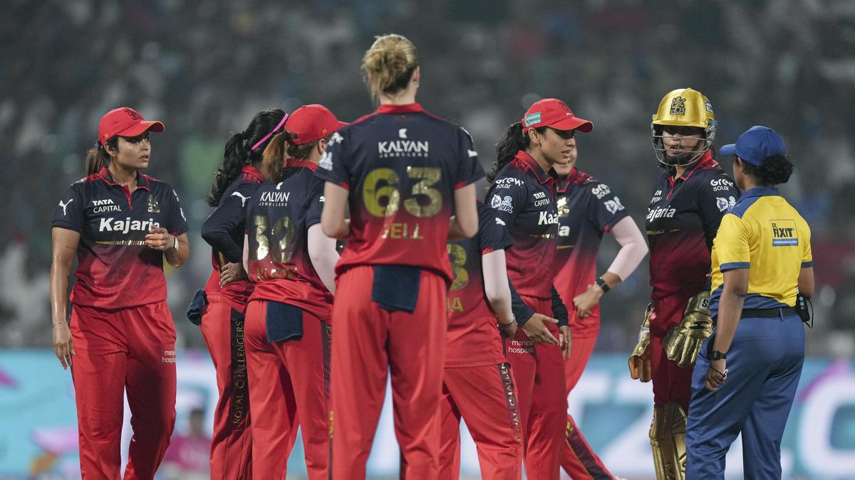 smriti-mandhana-praises-rcb’s-bowling-unit-after-dominant-win-over-dc
