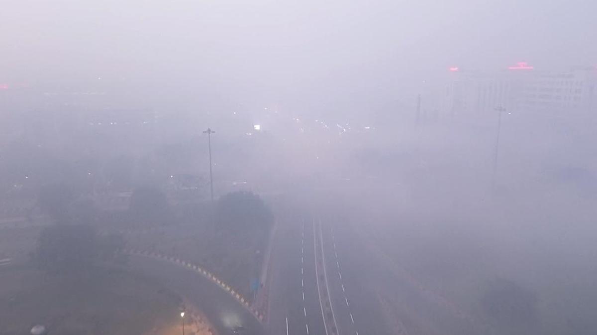 dense-smog-engulfs-delhi;-aqi-slips-to-‘severe’-category-at-418