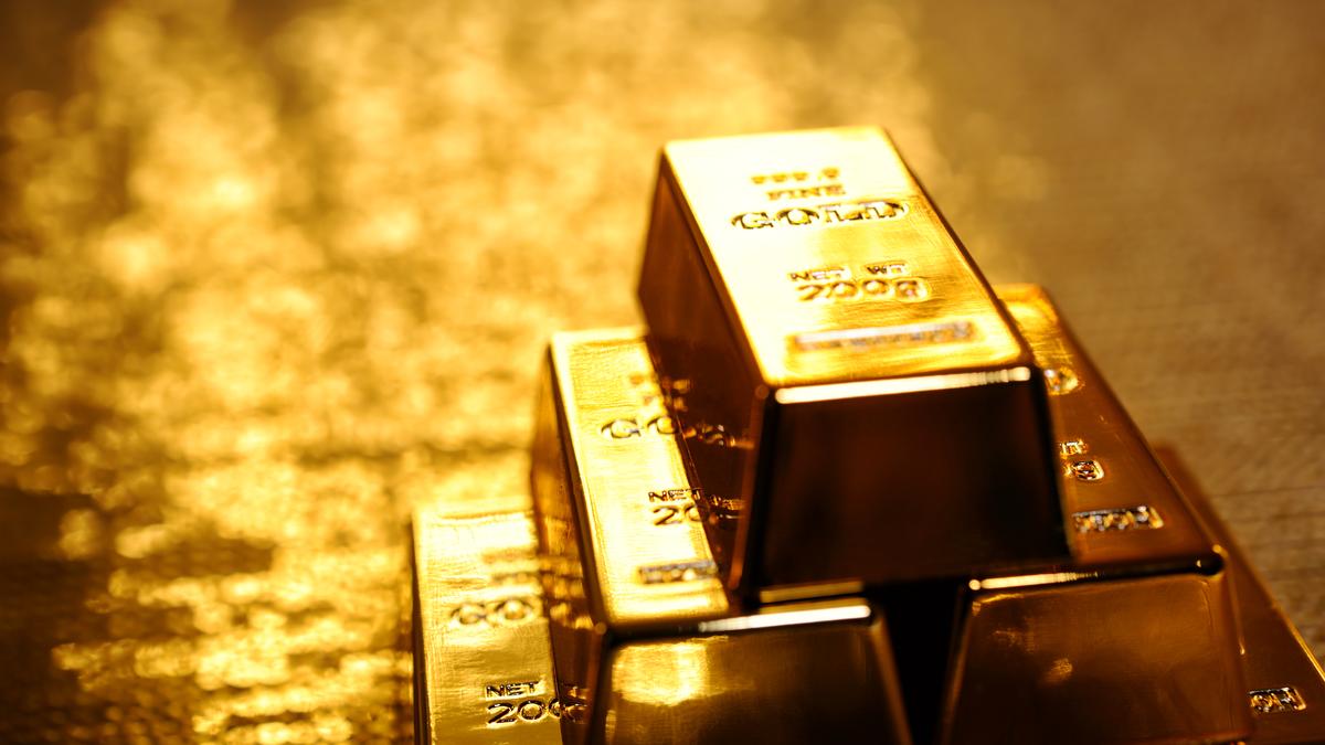 gold-blazes-trail-beyond-$4,700/oz-to-record-high-as-safety-rush-fuels-demand