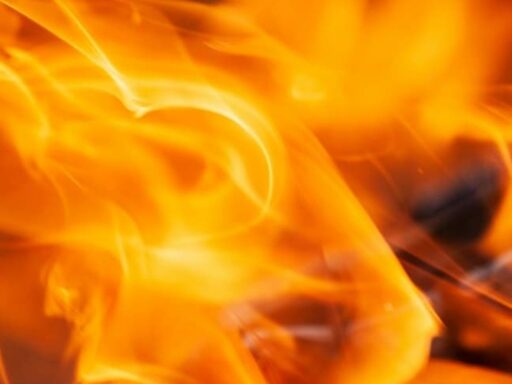 what’s-on-fire-in-sacramento-right-now?-large-plume-of-black-smoke-seen-in-videos