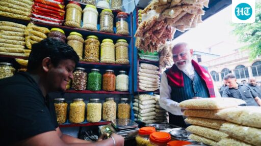 jhalmuri-break:-pm-modi-makes-surprise-halt-for-street-food-amid-bengal-election-campaign