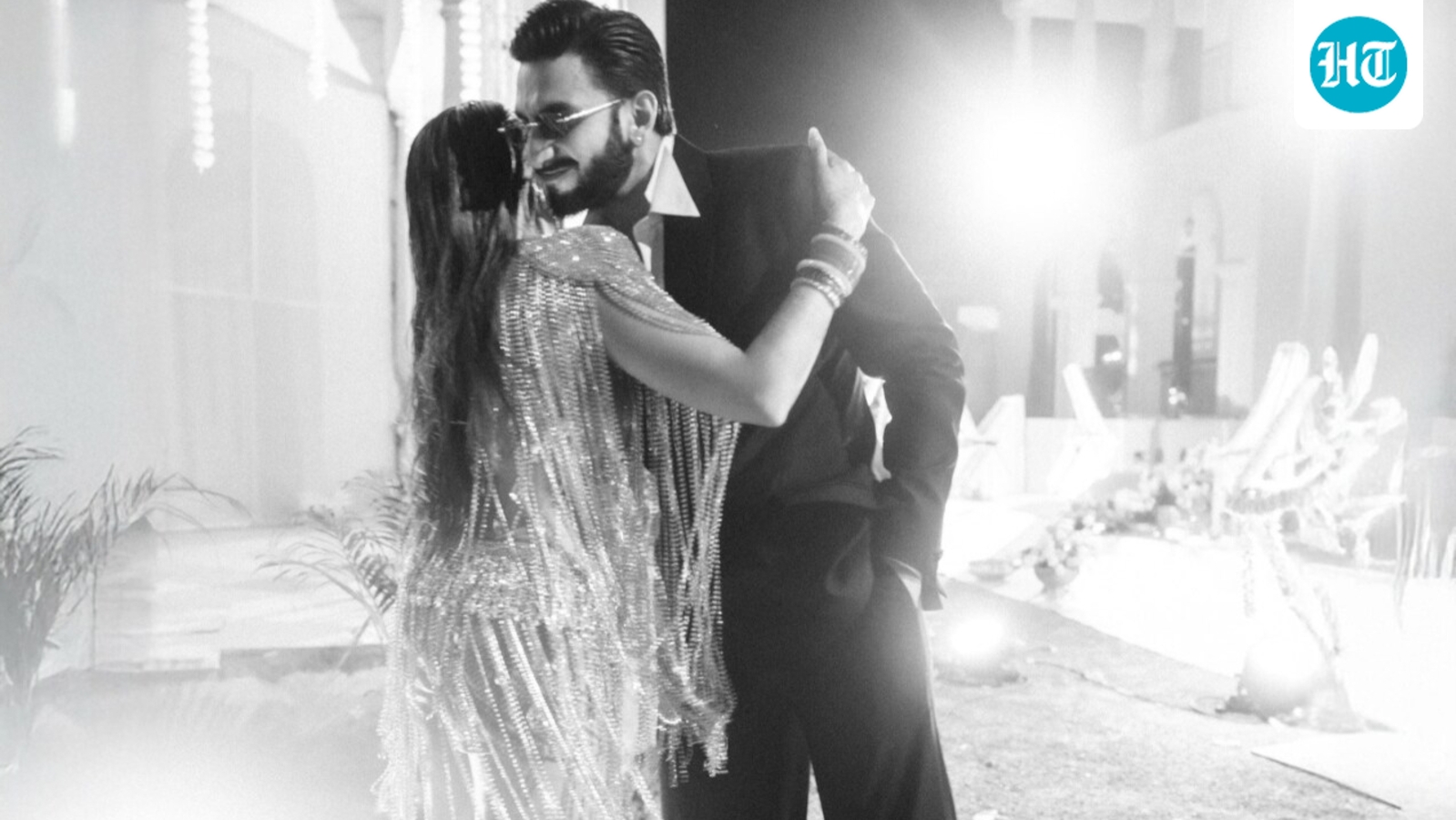 ranveer-singhs-heartfelt-hug-with-cousin-saumya-hingorani-at-her-goa-wedding-wins-the-internet.-see-pics