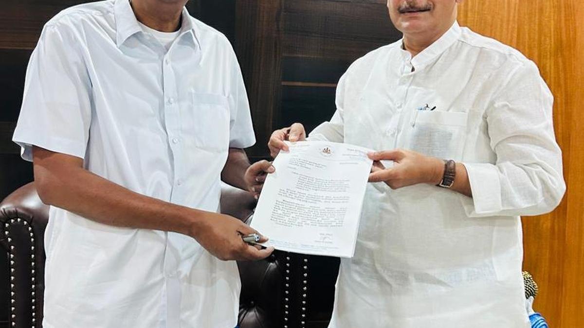 mlc-meets-public-works-minister,-seeks-3-crore-for-repairing-old-dc-office-building-for-hc-circuit-bench