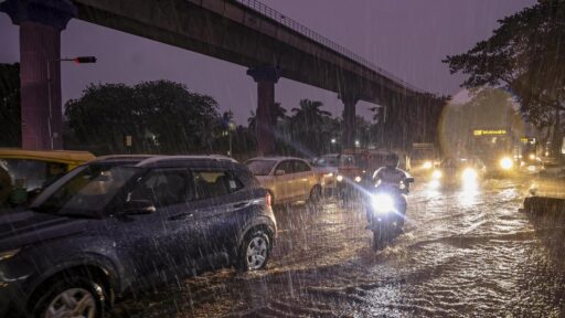 evening-rain-causes-metro-disruption,-brings-city-traffic-to-crawl