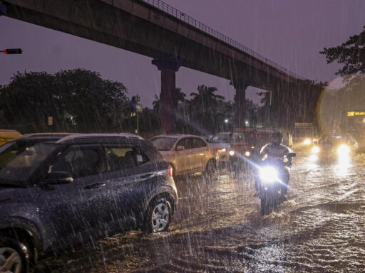 evening-rain-causes-metro-disruption,-brings-city-traffic-to-crawl