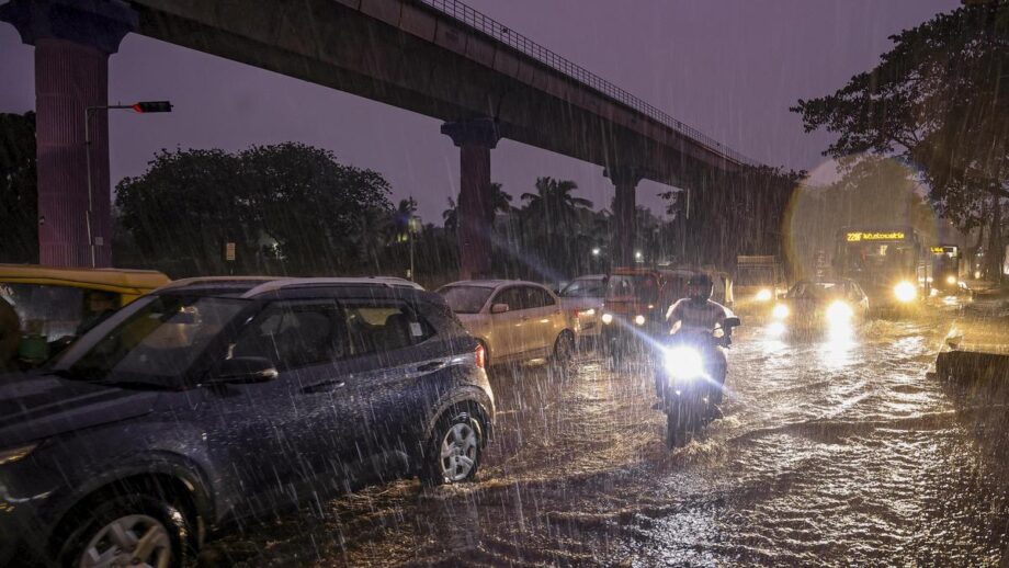 evening-rain-causes-metro-disruption,-brings-city-traffic-to-crawl