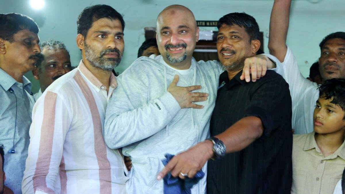 emotional-scenes-as-abdul-rahim-arrives-home-in-kerala-after-serving-20-year-jail-term-in-saudi