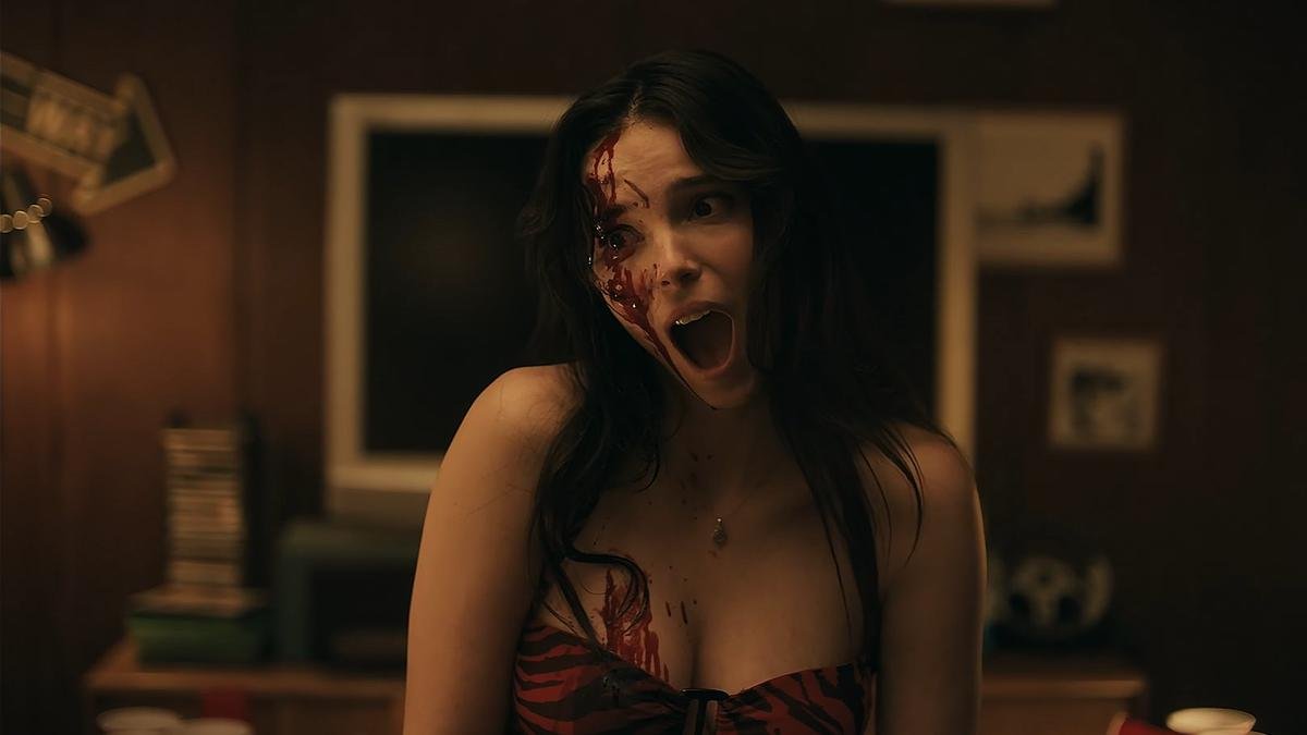 obsession-movie-review:-inde-navarrette-is-a-petrifying-sensation-in-curry-barkers-skin-crawling-nice-guy-nightmare