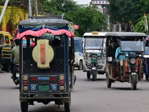 delhi-may-offer-5,000-scrappage-incentive-for-old-e-rickshaws-under-new-ev-policy