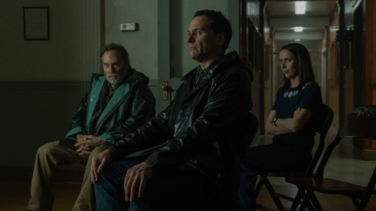 widows-bay-series-review:-matthew-rhys-leads-a-wickedly-fun-horror-comedy