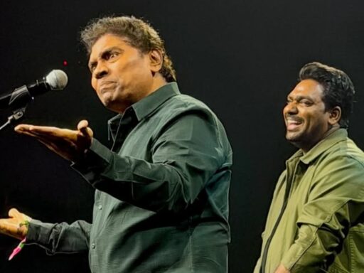 johnny-lever-surprises-zakir-khan-on-stage-at-papa-yaar-tour-in-mumbai,-fans-say,-the-genius-with-the-goat