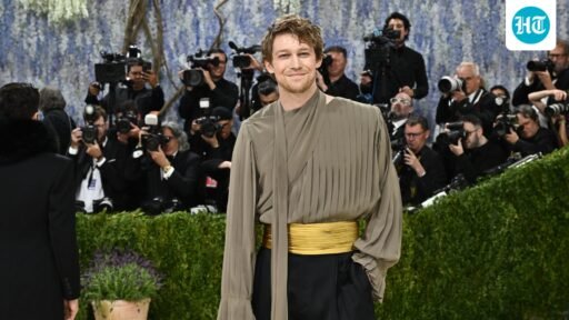 joe-alwyn-and-sarah-pidgeon-share-steamy-kiss-as-ex-taylor-swift-ties-knot-with-travis-kelce