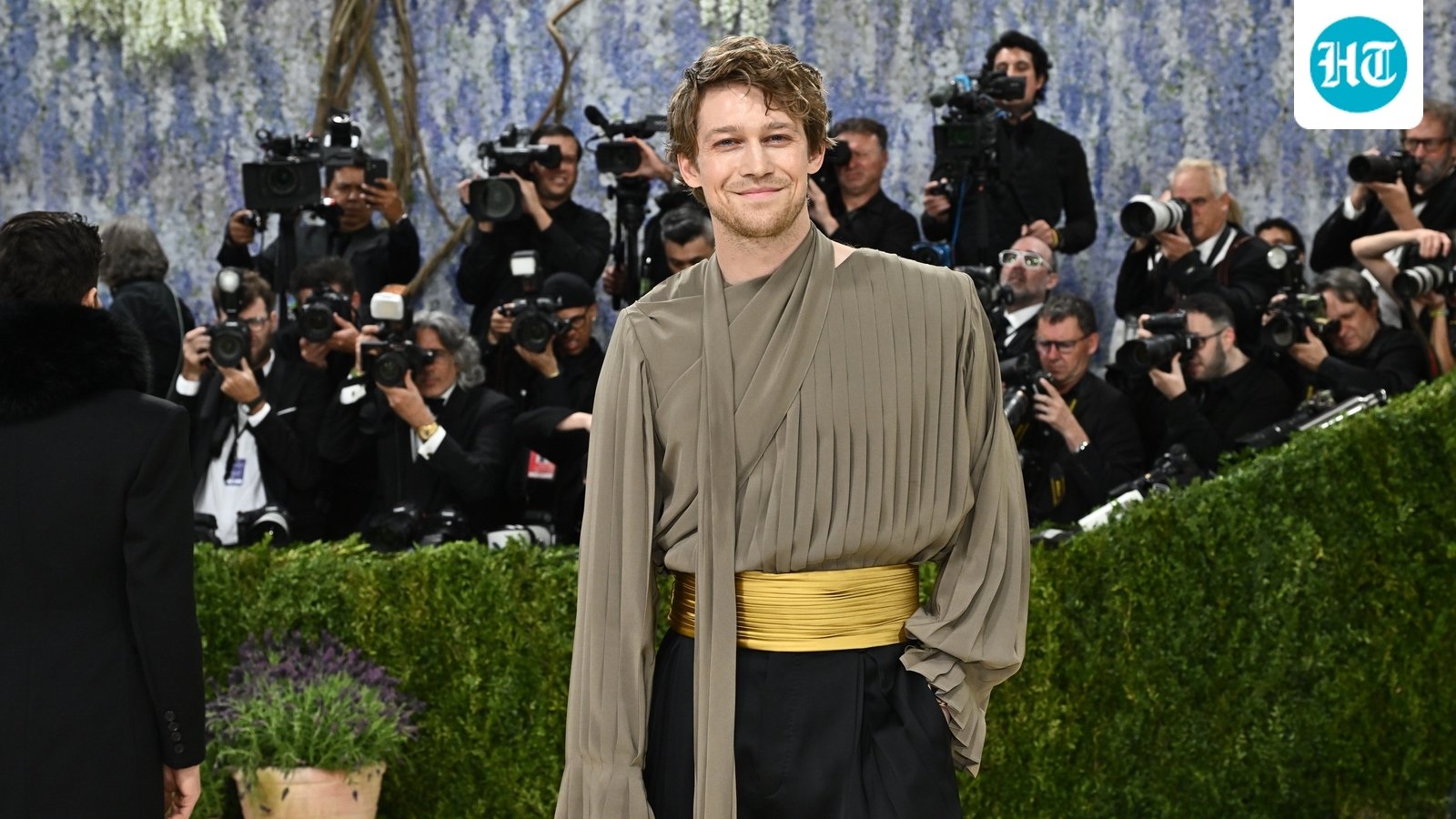 joe-alwyn-and-sarah-pidgeon-share-steamy-kiss-as-ex-taylor-swift-ties-knot-with-travis-kelce