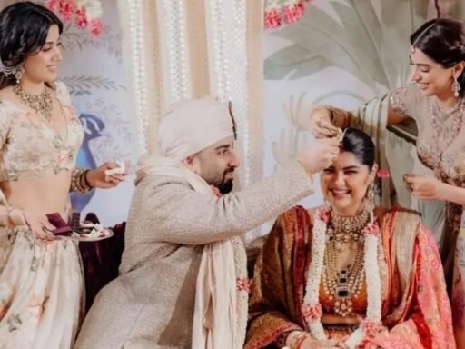 anshula-kapoor-marries-rohan-thakkar,-keeps-portrait-of-late-mother-mona-shourie-kapoor-beside-her.-see-pics