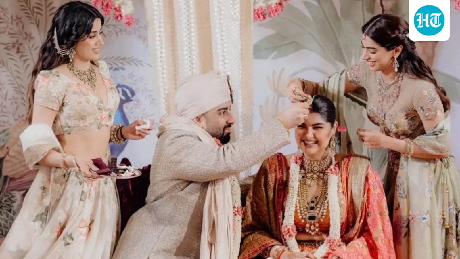 anshula-kapoor-marries-rohan-thakkar,-keeps-portrait-of-late-mother-mona-shourie-kapoor-beside-her.-see-pics