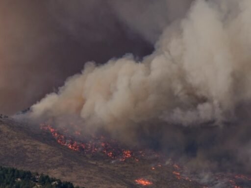 encino-fire:-brush-fire-off-encino-avenue-in-los-angeles-county,-residents-report-smoke;-map,-visuals