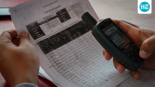 bsnl-launches-satellite-phone-priced-at-1.34-lakh:-who-can-buy-it-and-what-makes-it-special?